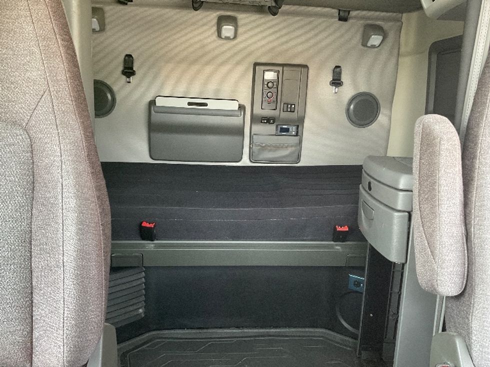 Sleeper Tractor-Heavy Duty Tractors-Volvo-2022-VNL64760-Middlefield-OH-429,642\n\t\tmiles-$ 81,000 - Image 14