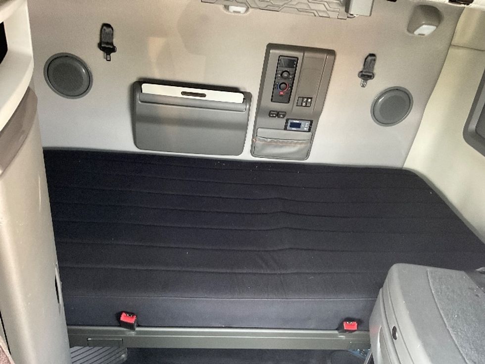 Sleeper Tractor-Heavy Duty Tractors-Volvo-2022-VNL64760-Middlefield-OH-429,642\n\t\tmiles-$ 81,000 - Image 15