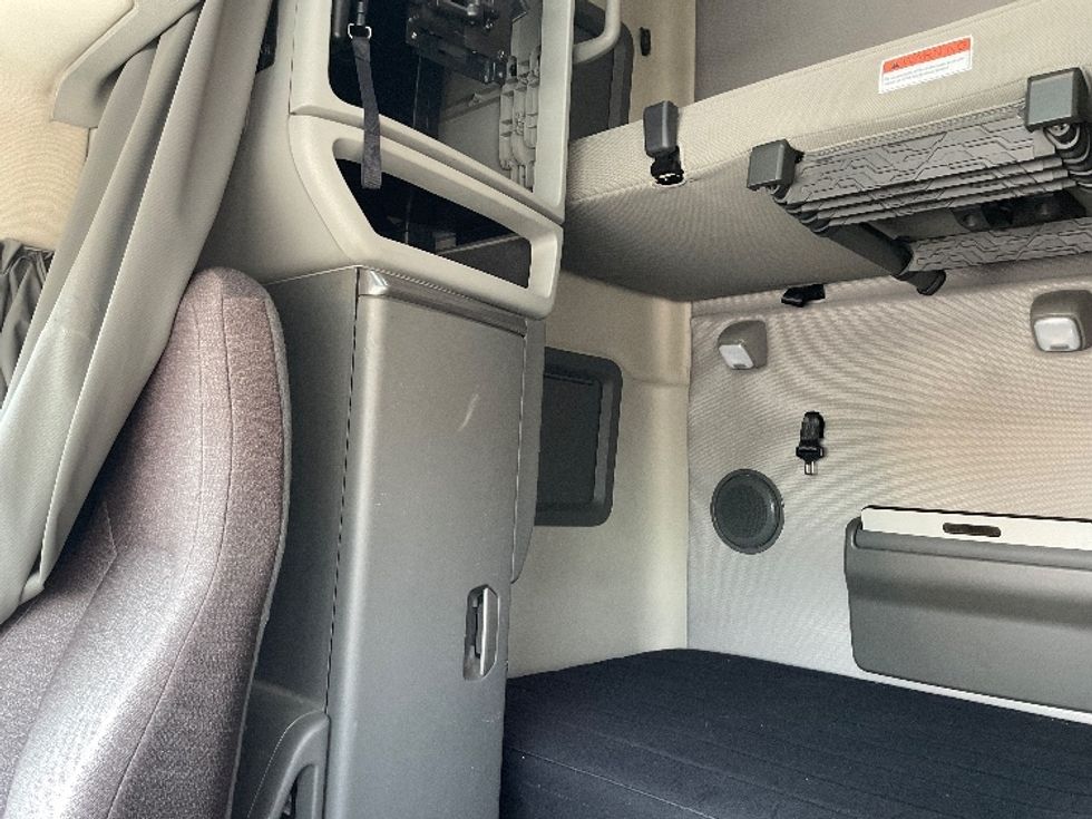 Sleeper Tractor-Heavy Duty Tractors-Volvo-2022-VNL64760-Middlefield-OH-429,642\n\t\tmiles-$ 81,000 - Image 16