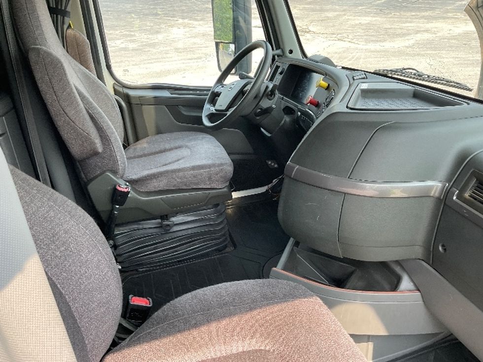 Sleeper Tractor-Heavy Duty Tractors-Volvo-2022-VNL64760-Middlefield-OH-429,642\n\t\tmiles-$ 81,000 - Image 18