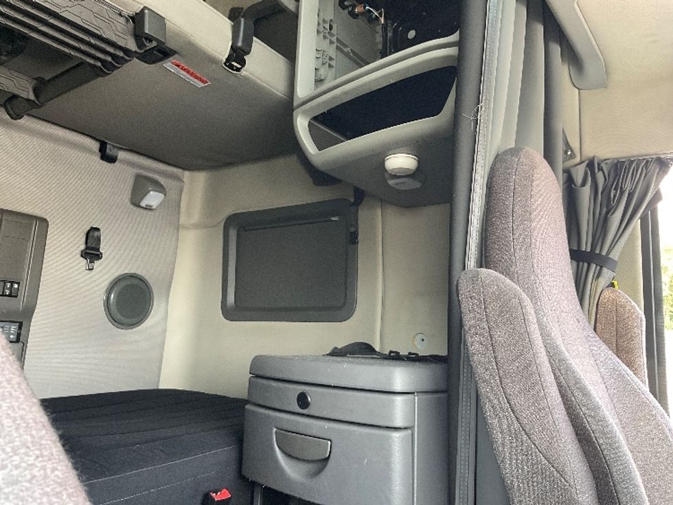 Sleeper Tractor-Heavy Duty Tractors-Volvo-2022-VNL64760-Middlefield-OH-429,642\n\t\tmiles-$ 81,000 - Image 19