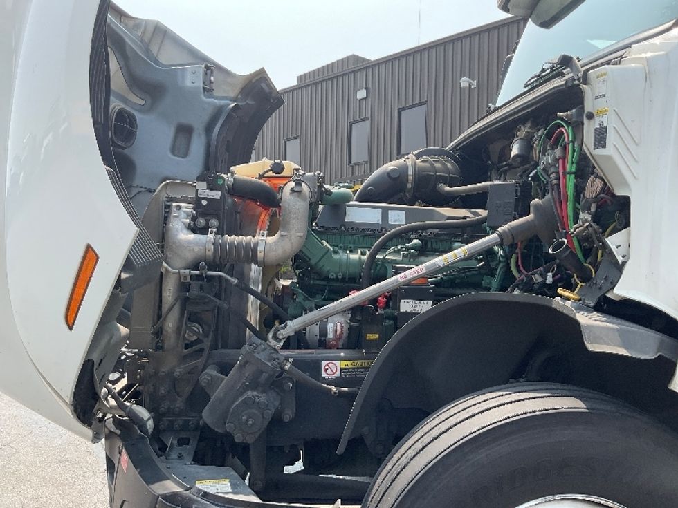 Sleeper Tractor-Heavy Duty Tractors-Volvo-2022-VNL64760-Middlefield-OH-429,642\n\t\tmiles-$ 81,000 - Image 21