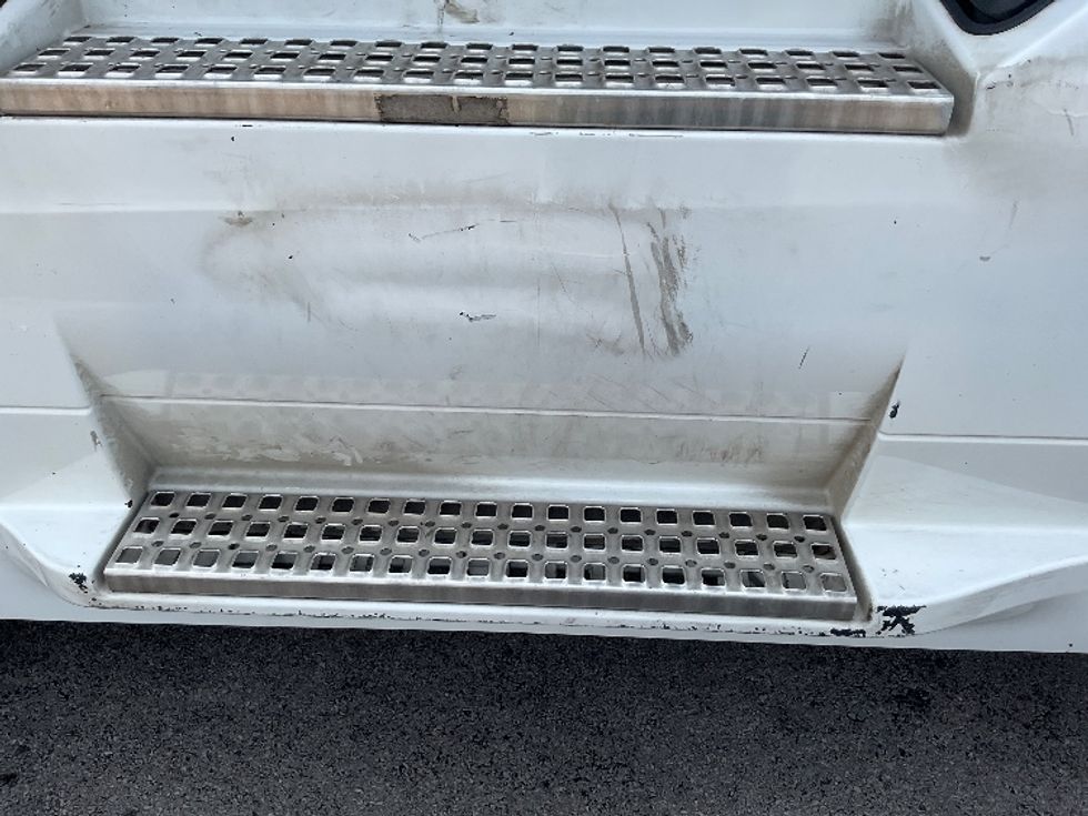 Sleeper Tractor-Heavy Duty Tractors-Volvo-2022-VNL64760-Middlefield-OH-429,642\n\t\tmiles-$ 81,000 - Image 22