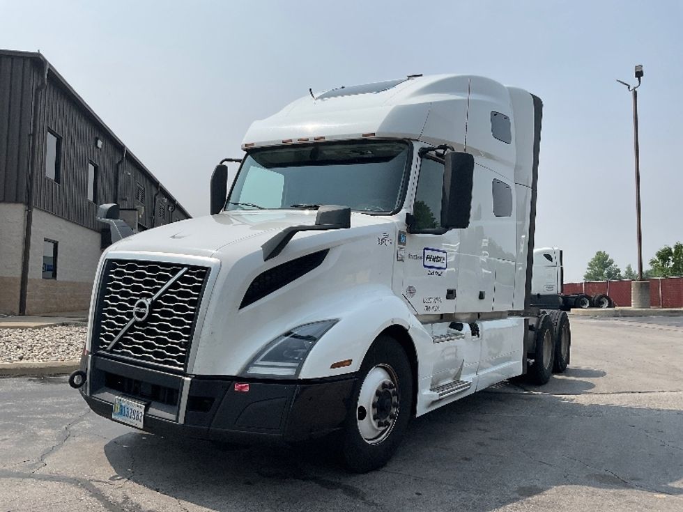 Sleeper Tractor-Heavy Duty Tractors-Volvo-2022-VNL64760-Middlefield-OH-429,642\n\t\tmiles-$ 81,000 - Image 3