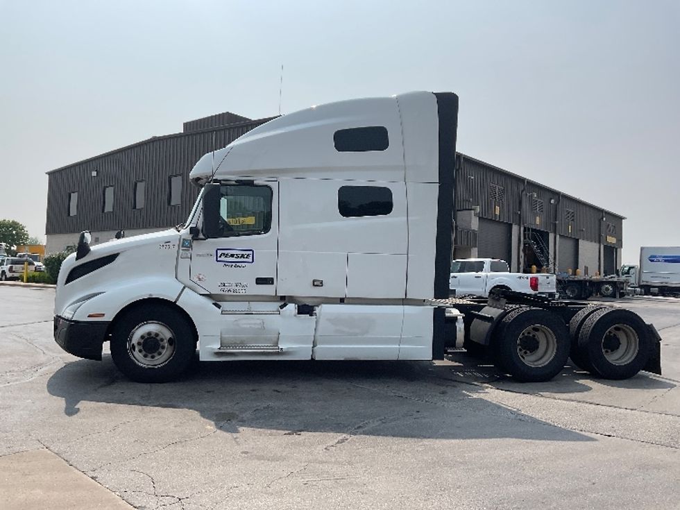 Sleeper Tractor-Heavy Duty Tractors-Volvo-2022-VNL64760-Middlefield-OH-429,642\n\t\tmiles-$ 81,000 - Image 4