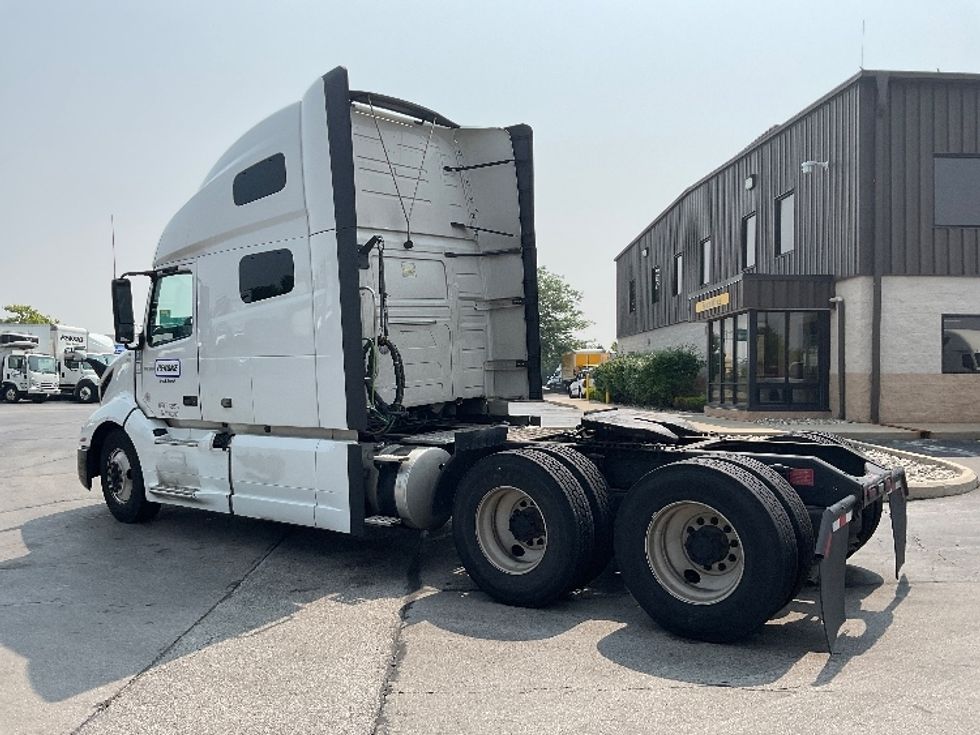 Sleeper Tractor-Heavy Duty Tractors-Volvo-2022-VNL64760-Middlefield-OH-429,642\n\t\tmiles-$ 81,000 - Image 5