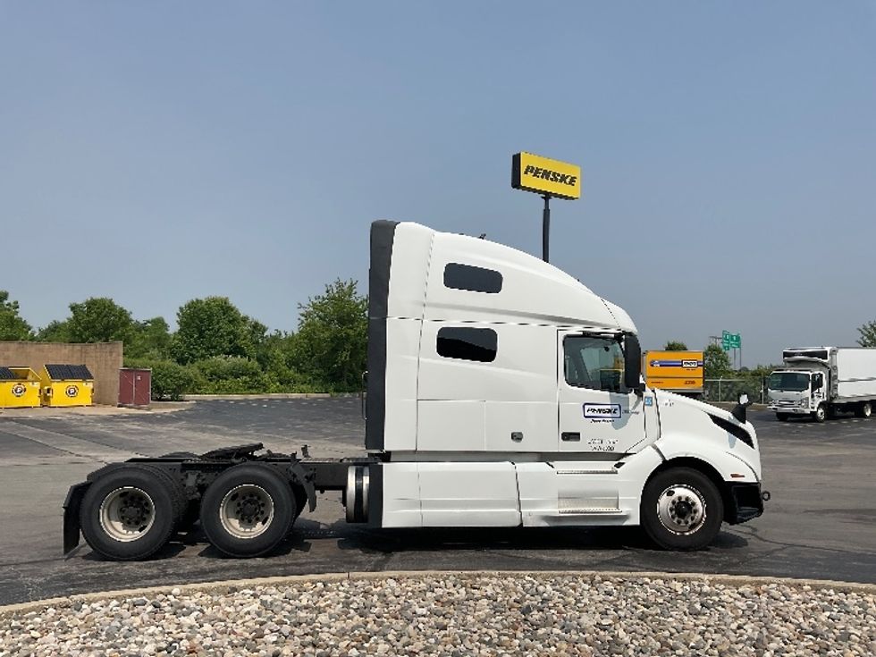 Sleeper Tractor-Heavy Duty Tractors-Volvo-2022-VNL64760-Middlefield-OH-429,642\n\t\tmiles-$ 81,000 - Image 8
