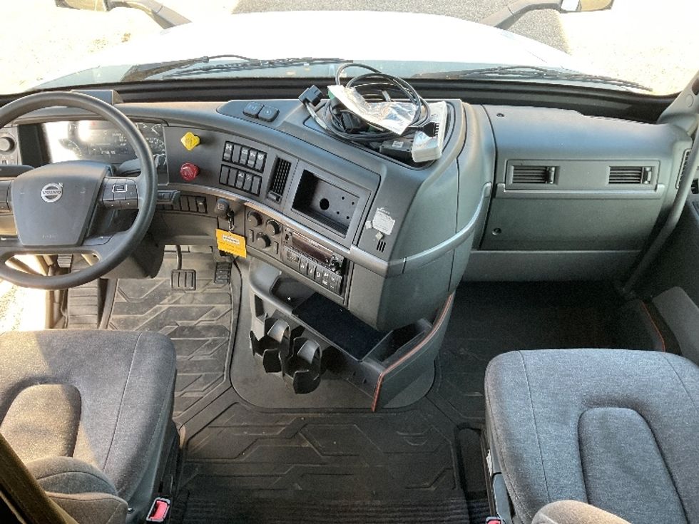 Sleeper Tractor-Heavy Duty Tractors-Volvo-2022-VNL64760-Millville-NJ-362,817\n\t\tmiles-$ 85,000 - Image 12