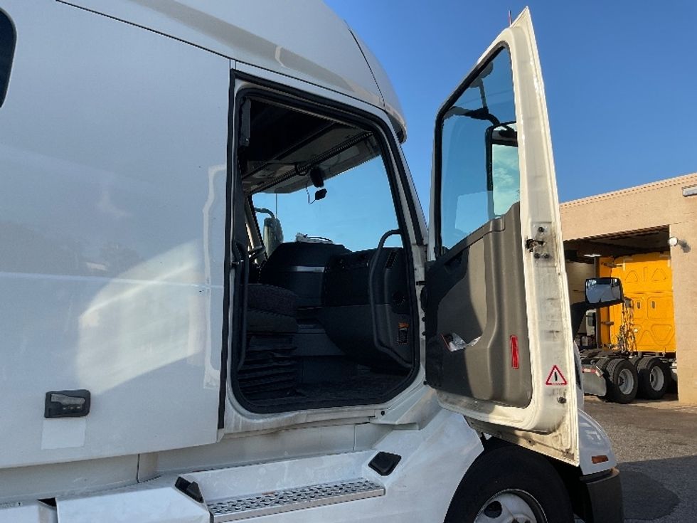 Sleeper Tractor-Heavy Duty Tractors-Volvo-2022-VNL64760-Millville-NJ-362,817\n\t\tmiles-$ 85,000 - Image 13