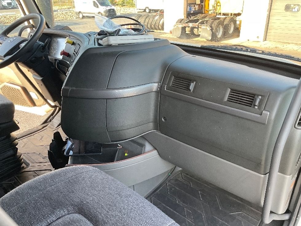 Sleeper Tractor-Heavy Duty Tractors-Volvo-2022-VNL64760-Millville-NJ-362,817\n\t\tmiles-$ 85,000 - Image 15