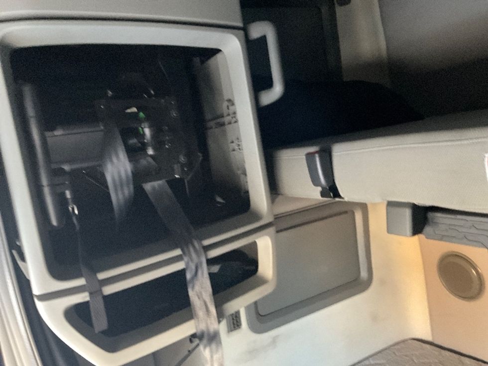 Sleeper Tractor-Heavy Duty Tractors-Volvo-2022-VNL64760-Millville-NJ-362,817\n\t\tmiles-$ 85,000 - Image 19