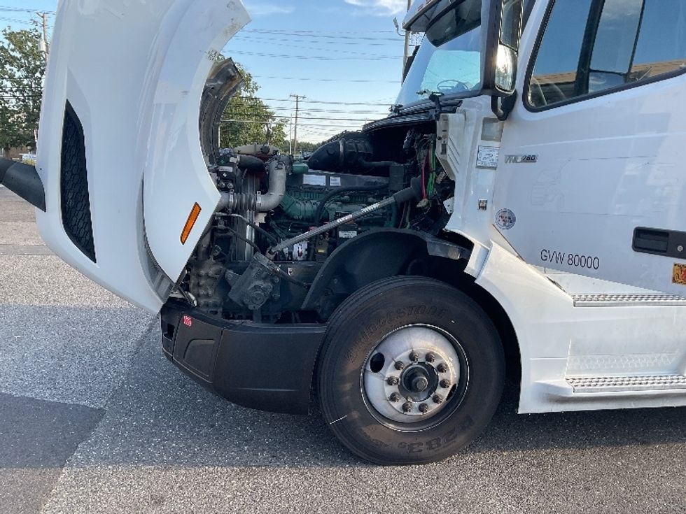 Sleeper Tractor-Heavy Duty Tractors-Volvo-2022-VNL64760-Millville-NJ-362,817\n\t\tmiles-$ 85,000 - Image 21