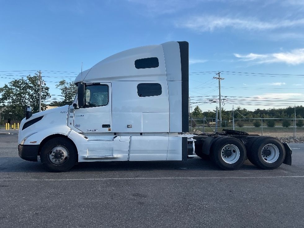 Sleeper Tractor-Heavy Duty Tractors-Volvo-2022-VNL64760-Millville-NJ-362,817\n\t\tmiles-$ 85,000 - Image 4