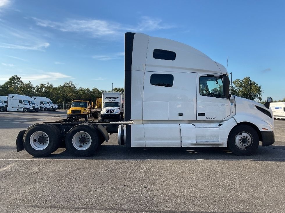 Sleeper Tractor-Heavy Duty Tractors-Volvo-2022-VNL64760-Millville-NJ-362,817\n\t\tmiles-$ 85,000 - Image 8