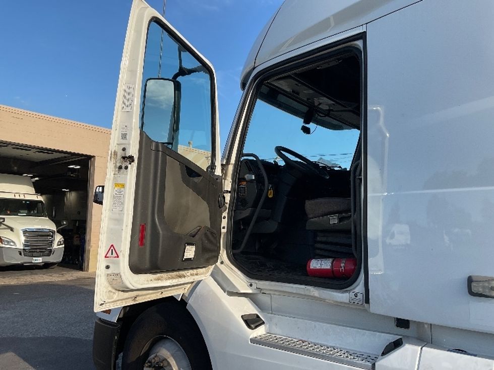 Sleeper Tractor-Heavy Duty Tractors-Volvo-2022-VNL64760-Millville-NJ-362,817\n\t\tmiles-$ 85,000 - Image 9