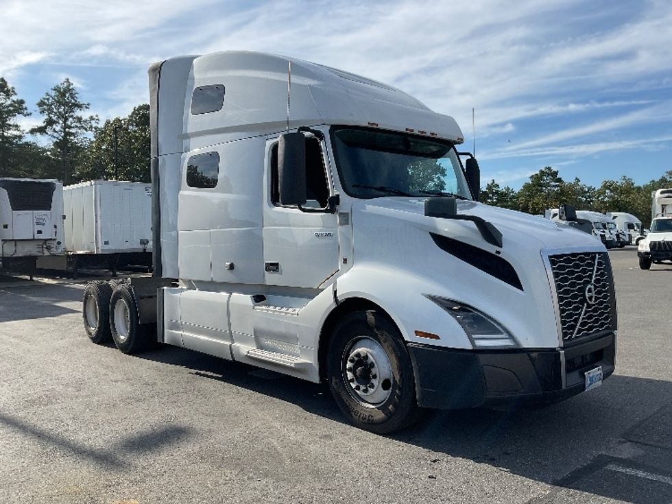 Sleeper Tractor-Heavy Duty Tractors-Volvo-2022-VNL64760-Millville-NJ-476,567\n\t\tmiles-$ 74,500 - Image 1