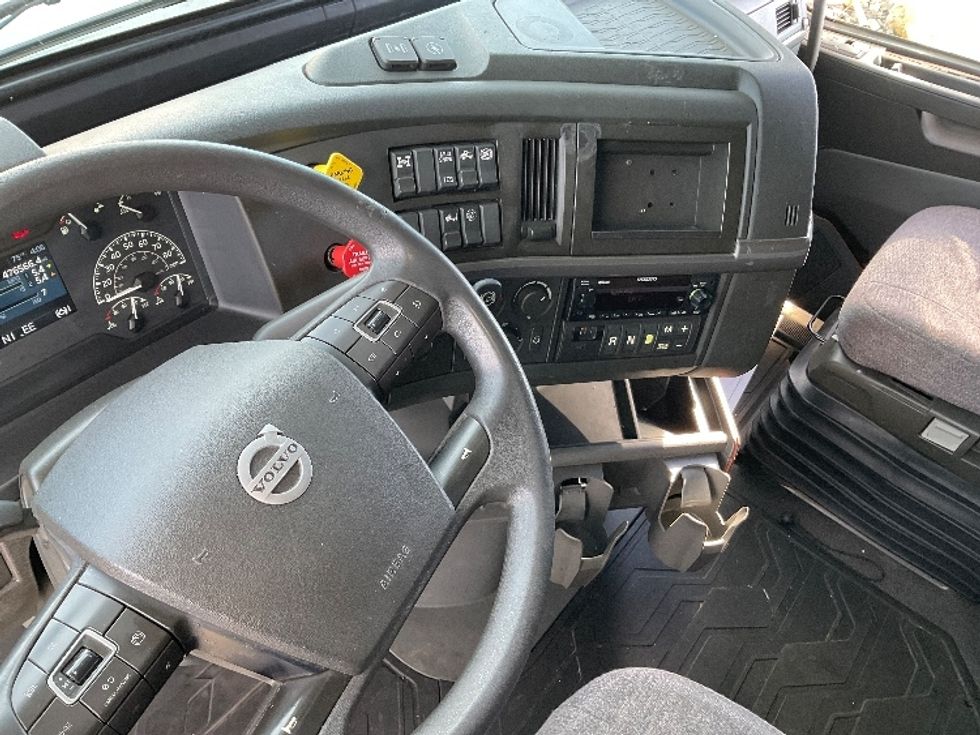 Sleeper Tractor-Heavy Duty Tractors-Volvo-2022-VNL64760-Millville-NJ-476,567\n\t\tmiles-$ 74,500 - Image 10