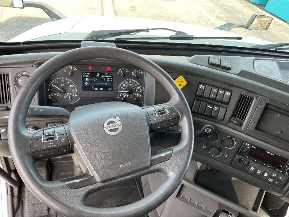 Sleeper Tractor-Heavy Duty Tractors-Volvo-2022-VNL64760-Millville-NJ-476,567\n\t\tmiles-$ 74,500 - Image 11