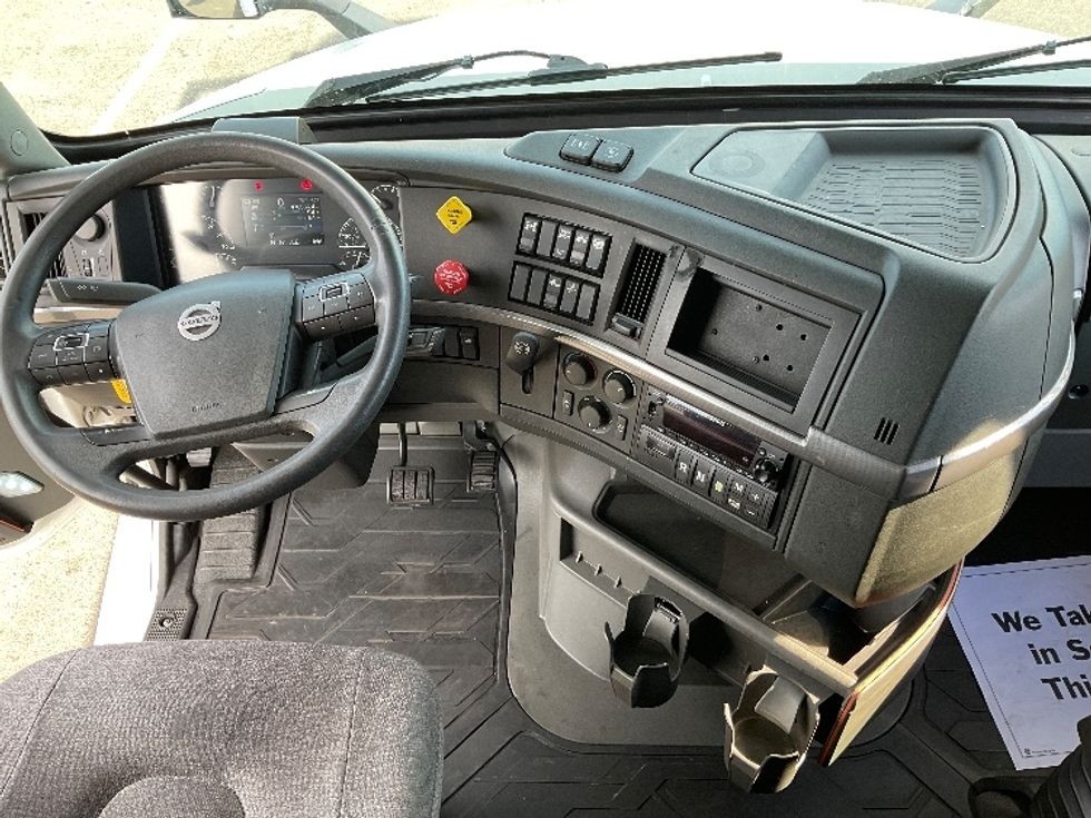 Sleeper Tractor-Heavy Duty Tractors-Volvo-2022-VNL64760-Millville-NJ-476,567\n\t\tmiles-$ 74,500 - Image 12
