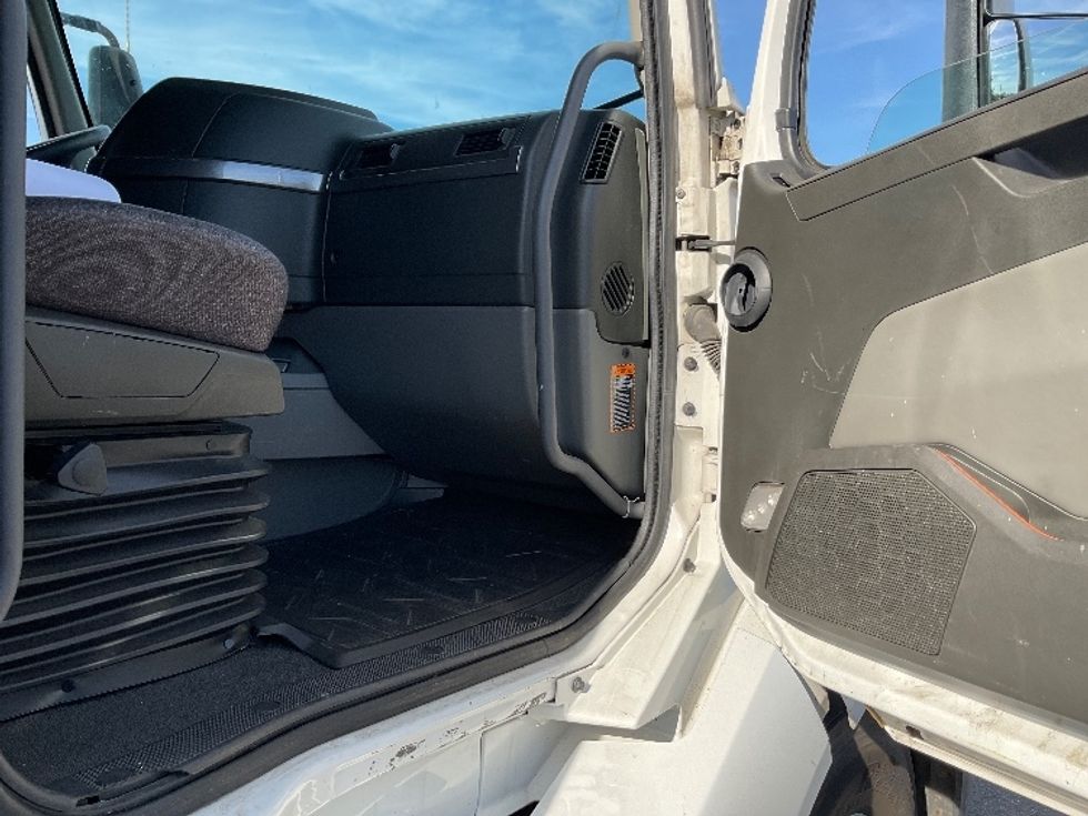 Sleeper Tractor-Heavy Duty Tractors-Volvo-2022-VNL64760-Millville-NJ-476,567\n\t\tmiles-$ 74,500 - Image 13