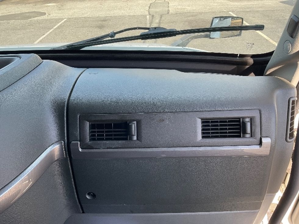 Sleeper Tractor-Heavy Duty Tractors-Volvo-2022-VNL64760-Millville-NJ-476,567\n\t\tmiles-$ 74,500 - Image 14