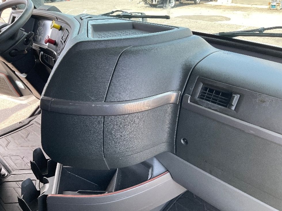 Sleeper Tractor-Heavy Duty Tractors-Volvo-2022-VNL64760-Millville-NJ-476,567\n\t\tmiles-$ 74,500 - Image 15