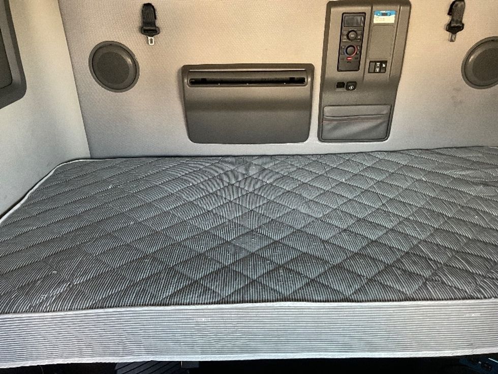 Sleeper Tractor-Heavy Duty Tractors-Volvo-2022-VNL64760-Millville-NJ-476,567\n\t\tmiles-$ 74,500 - Image 16