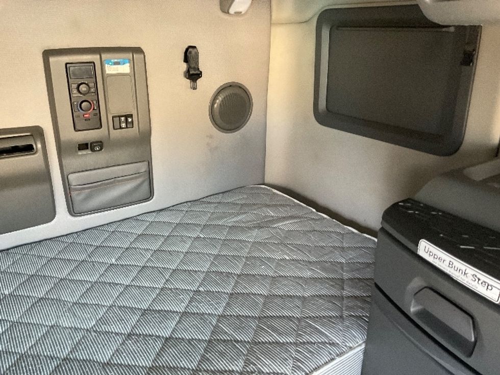 Sleeper Tractor-Heavy Duty Tractors-Volvo-2022-VNL64760-Millville-NJ-476,567\n\t\tmiles-$ 74,500 - Image 17