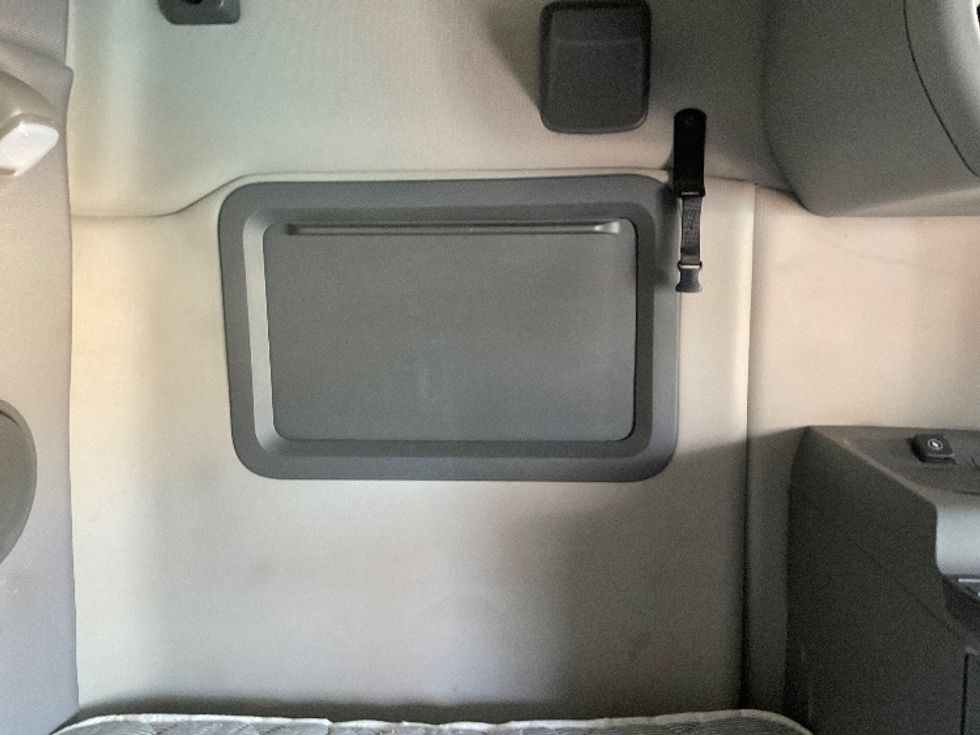 Sleeper Tractor-Heavy Duty Tractors-Volvo-2022-VNL64760-Millville-NJ-476,567\n\t\tmiles-$ 74,500 - Image 18