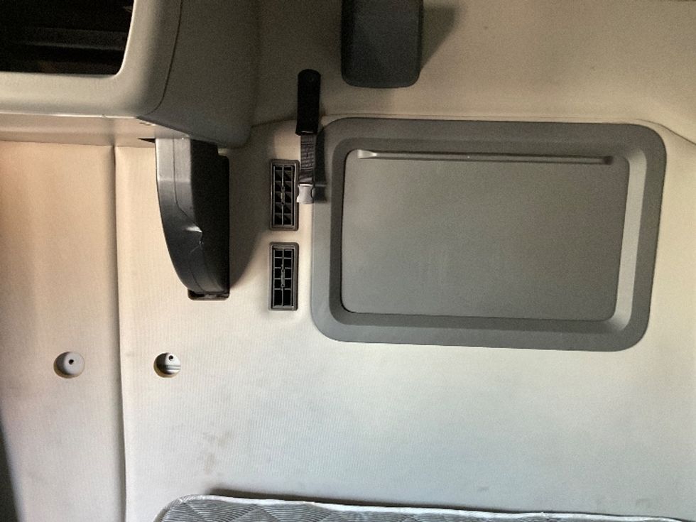 Sleeper Tractor-Heavy Duty Tractors-Volvo-2022-VNL64760-Millville-NJ-476,567\n\t\tmiles-$ 74,500 - Image 19