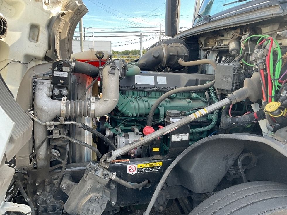 Sleeper Tractor-Heavy Duty Tractors-Volvo-2022-VNL64760-Millville-NJ-476,567\n\t\tmiles-$ 74,500 - Image 21