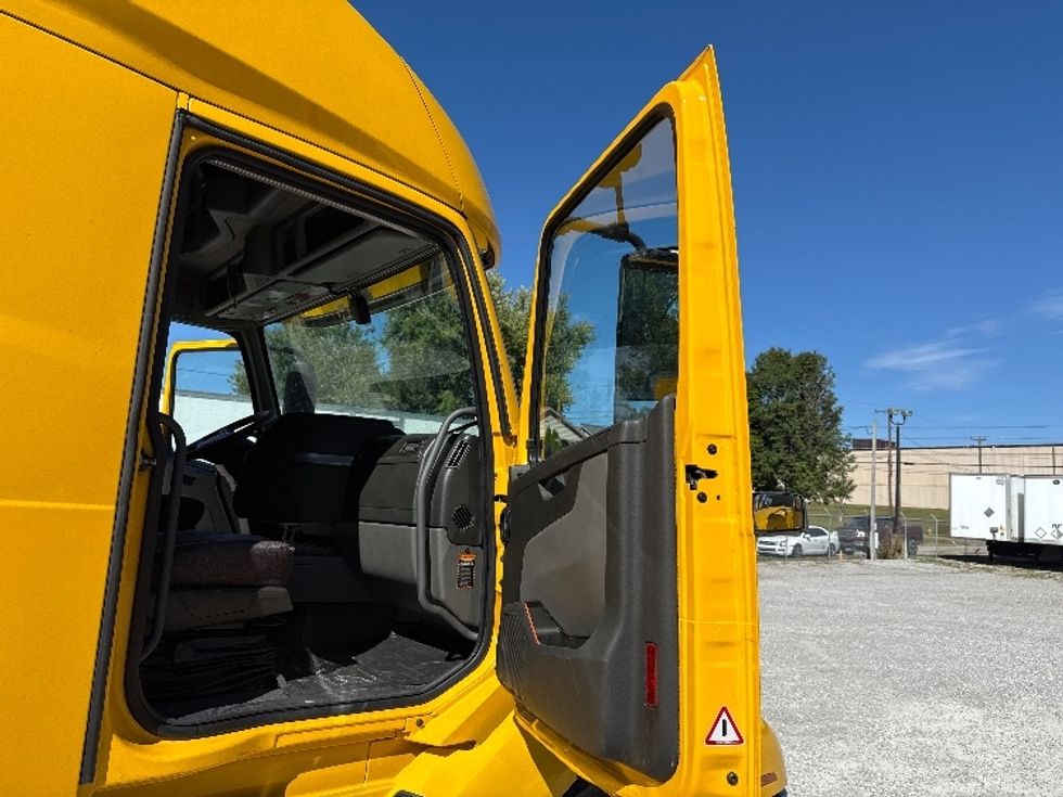 Sleeper Tractor-Heavy Duty Tractors-Volvo-2022-VNL64760-Millwood-WV-464,456\n\t\tmiles-$ 71,500 - Image 13