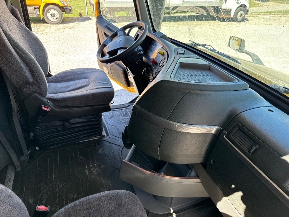 Sleeper Tractor-Heavy Duty Tractors-Volvo-2022-VNL64760-Millwood-WV-464,456\n\t\tmiles-$ 71,500 - Image 15