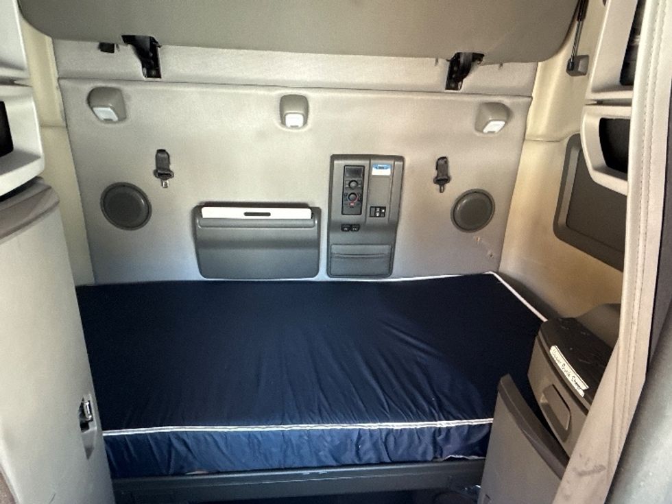 Sleeper Tractor-Heavy Duty Tractors-Volvo-2022-VNL64760-Millwood-WV-464,456\n\t\tmiles-$ 71,500 - Image 16