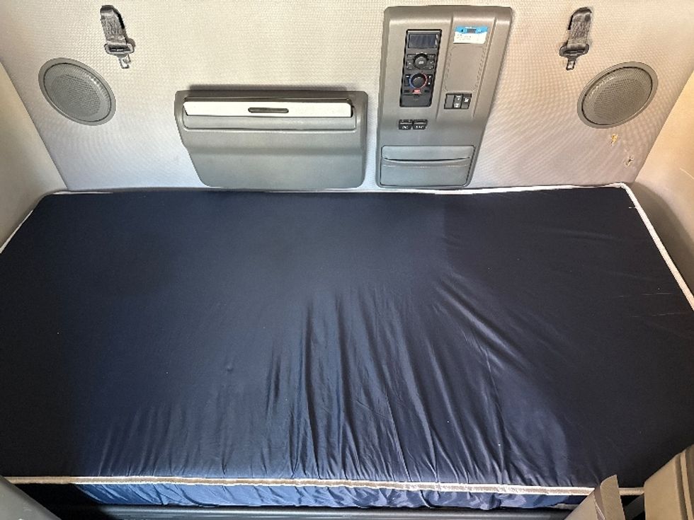 Sleeper Tractor-Heavy Duty Tractors-Volvo-2022-VNL64760-Millwood-WV-464,456\n\t\tmiles-$ 71,500 - Image 17