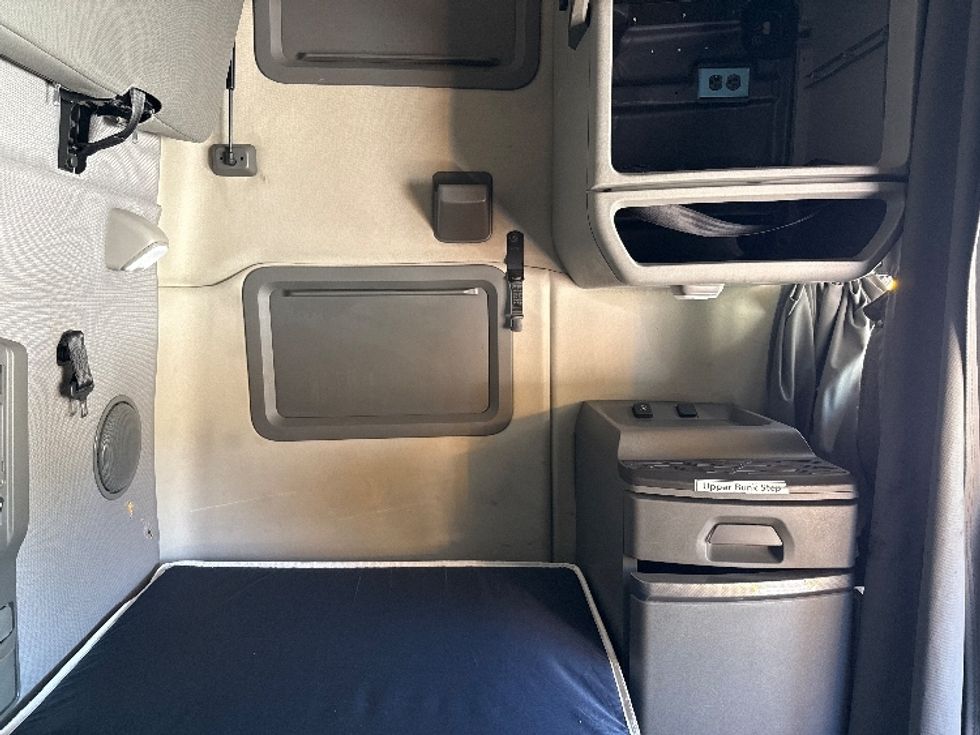 Sleeper Tractor-Heavy Duty Tractors-Volvo-2022-VNL64760-Millwood-WV-464,456\n\t\tmiles-$ 71,500 - Image 18