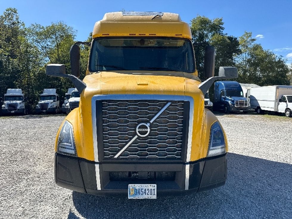 2022 Volvo Truck VNL photo 2