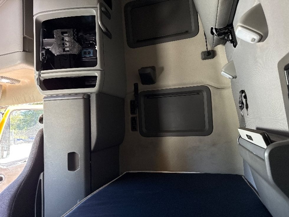 Sleeper Tractor-Heavy Duty Tractors-Volvo-2022-VNL64760-Millwood-WV-464,456\n\t\tmiles-$ 71,500 - Image 20