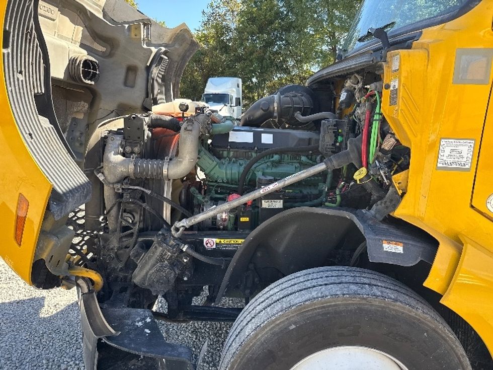 Sleeper Tractor-Heavy Duty Tractors-Volvo-2022-VNL64760-Millwood-WV-464,456\n\t\tmiles-$ 71,500 - Image 21