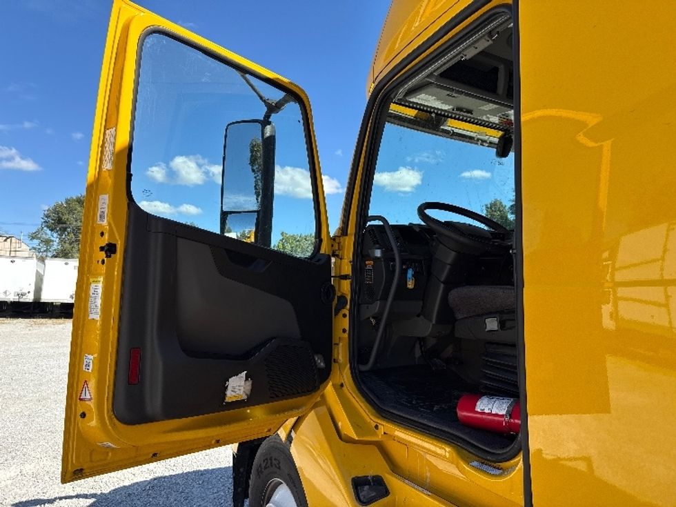 Sleeper Tractor-Heavy Duty Tractors-Volvo-2022-VNL64760-Millwood-WV-464,456\n\t\tmiles-$ 71,500 - Image 9