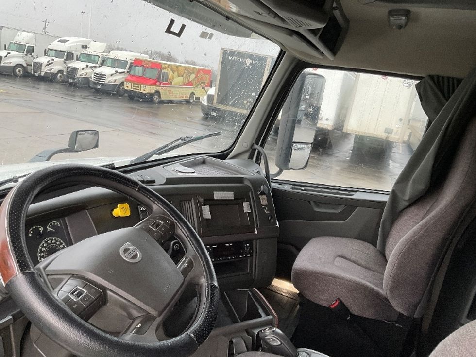 Sleeper Tractor-Heavy Duty Tractors-Volvo-2022-VNL64760-Milwaukee-WI-353,961\n\t\tmiles-$ 81,250 - Image 10