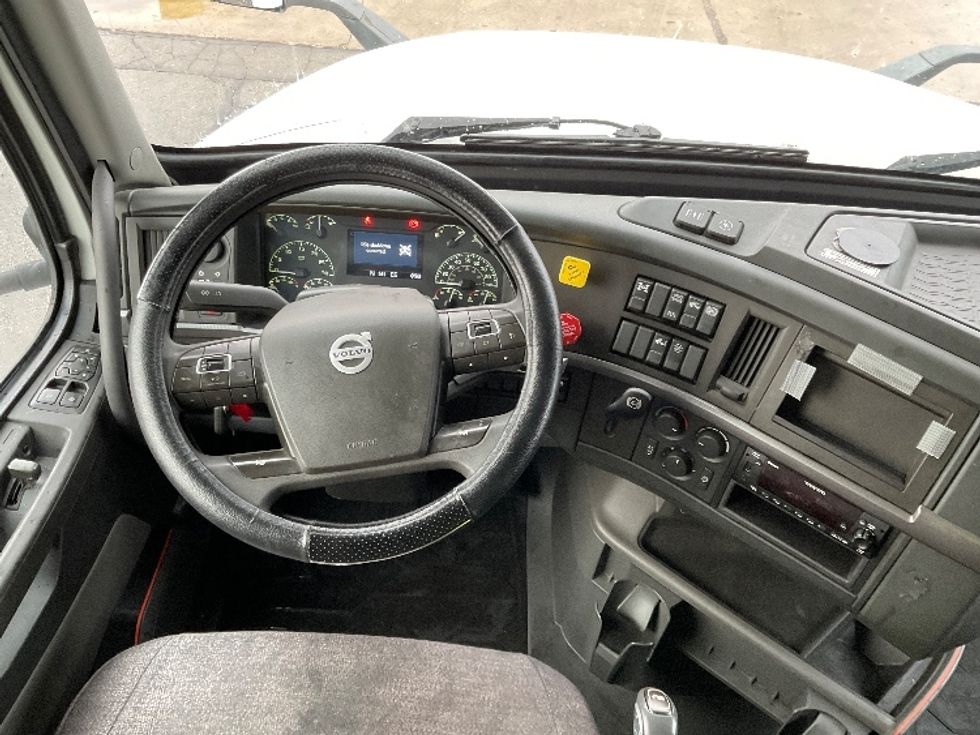 Sleeper Tractor-Heavy Duty Tractors-Volvo-2022-VNL64760-Milwaukee-WI-353,961\n\t\tmiles-$ 81,250 - Image 11