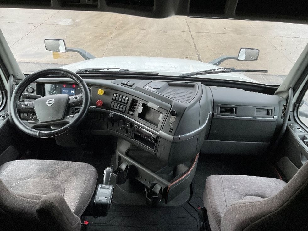 Sleeper Tractor-Heavy Duty Tractors-Volvo-2022-VNL64760-Milwaukee-WI-353,961\n\t\tmiles-$ 81,250 - Image 12