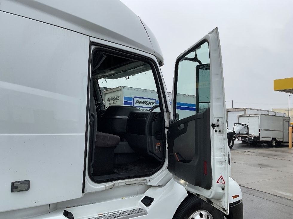 Sleeper Tractor-Heavy Duty Tractors-Volvo-2022-VNL64760-Milwaukee-WI-353,961\n\t\tmiles-$ 81,250 - Image 13