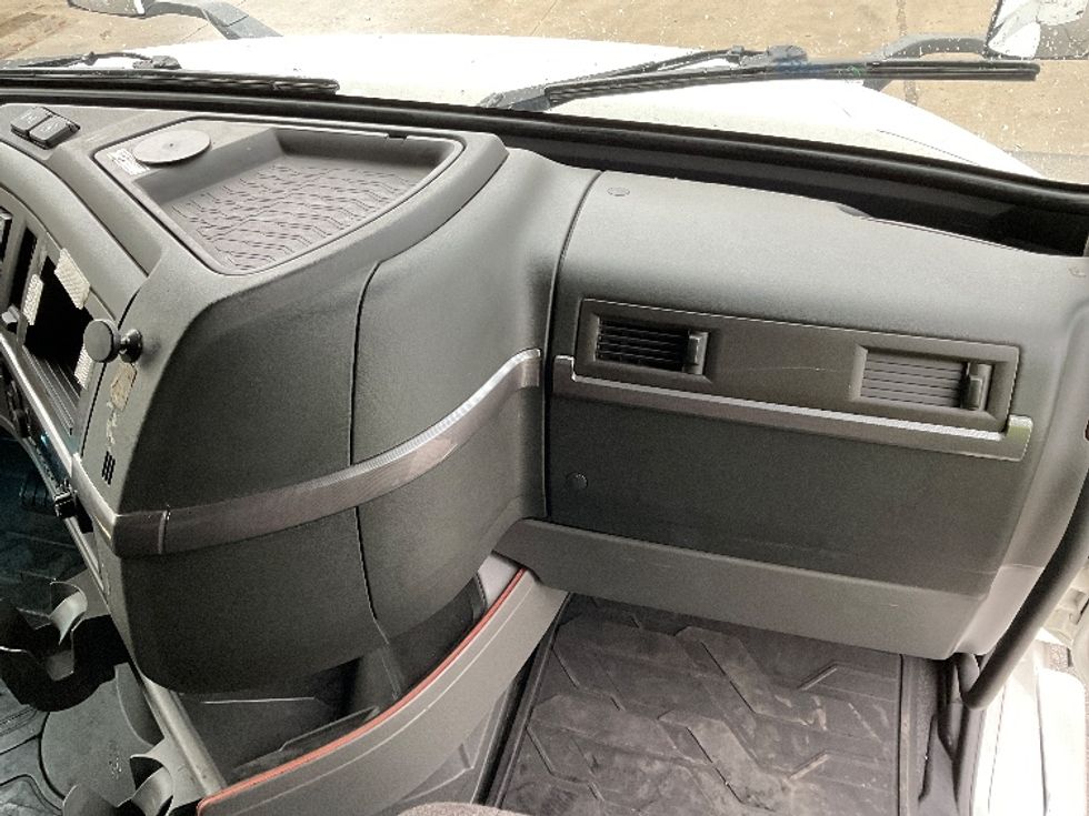 Sleeper Tractor-Heavy Duty Tractors-Volvo-2022-VNL64760-Milwaukee-WI-353,961\n\t\tmiles-$ 81,250 - Image 14