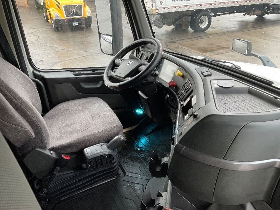 Sleeper Tractor-Heavy Duty Tractors-Volvo-2022-VNL64760-Milwaukee-WI-353,961\n\t\tmiles-$ 81,250 - Image 15