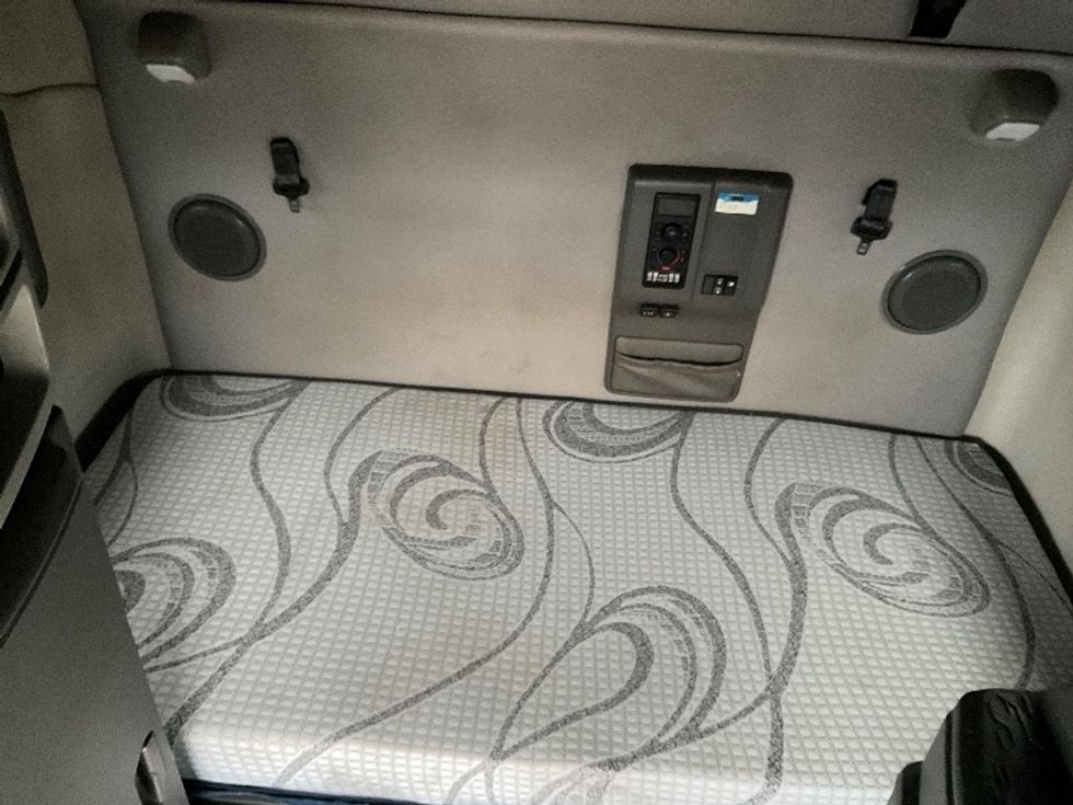 Sleeper Tractor-Heavy Duty Tractors-Volvo-2022-VNL64760-Milwaukee-WI-353,961\n\t\tmiles-$ 81,250 - Image 17