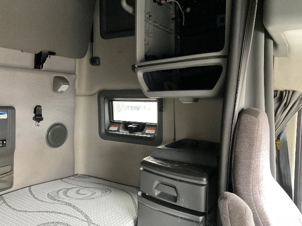 Sleeper Tractor-Heavy Duty Tractors-Volvo-2022-VNL64760-Milwaukee-WI-353,961\n\t\tmiles-$ 81,250 - Image 18