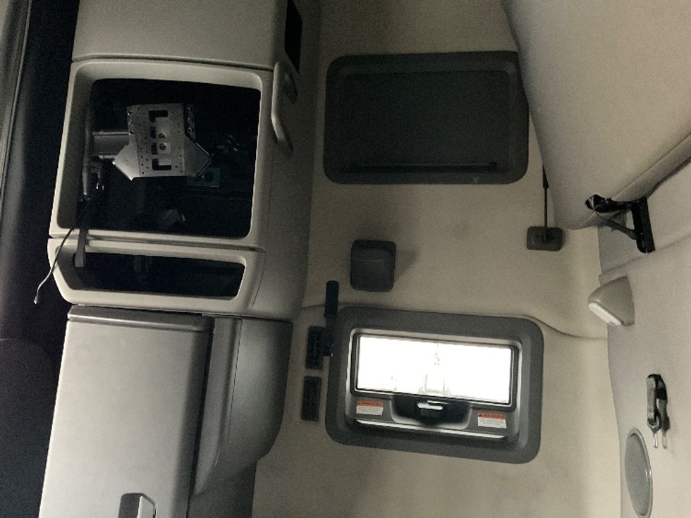 Sleeper Tractor-Heavy Duty Tractors-Volvo-2022-VNL64760-Milwaukee-WI-353,961\n\t\tmiles-$ 81,250 - Image 19