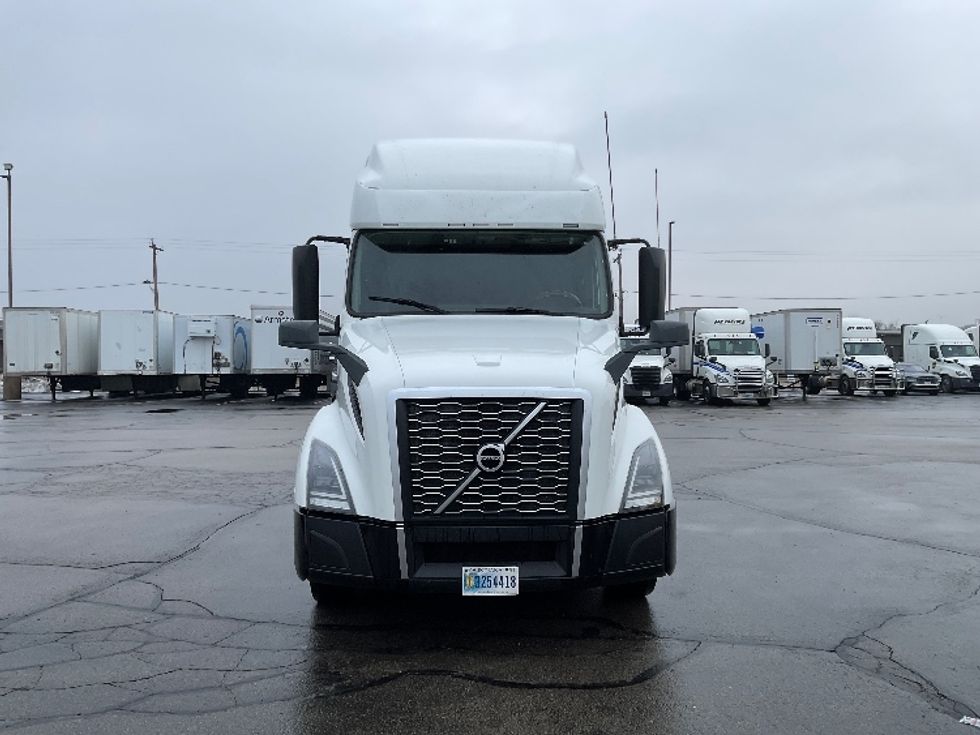 Sleeper Tractor-Heavy Duty Tractors-Volvo-2022-VNL64760-Milwaukee-WI-353,961\n\t\tmiles-$ 81,250 - Image 2